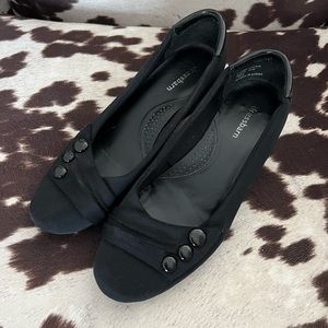 8.5 M Dressbarn black small wedges